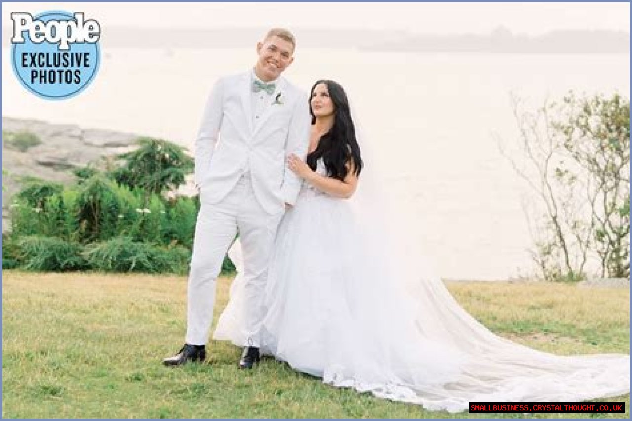 Is Elizabeth Rowe Trans? Married To Husband Cody Daniel